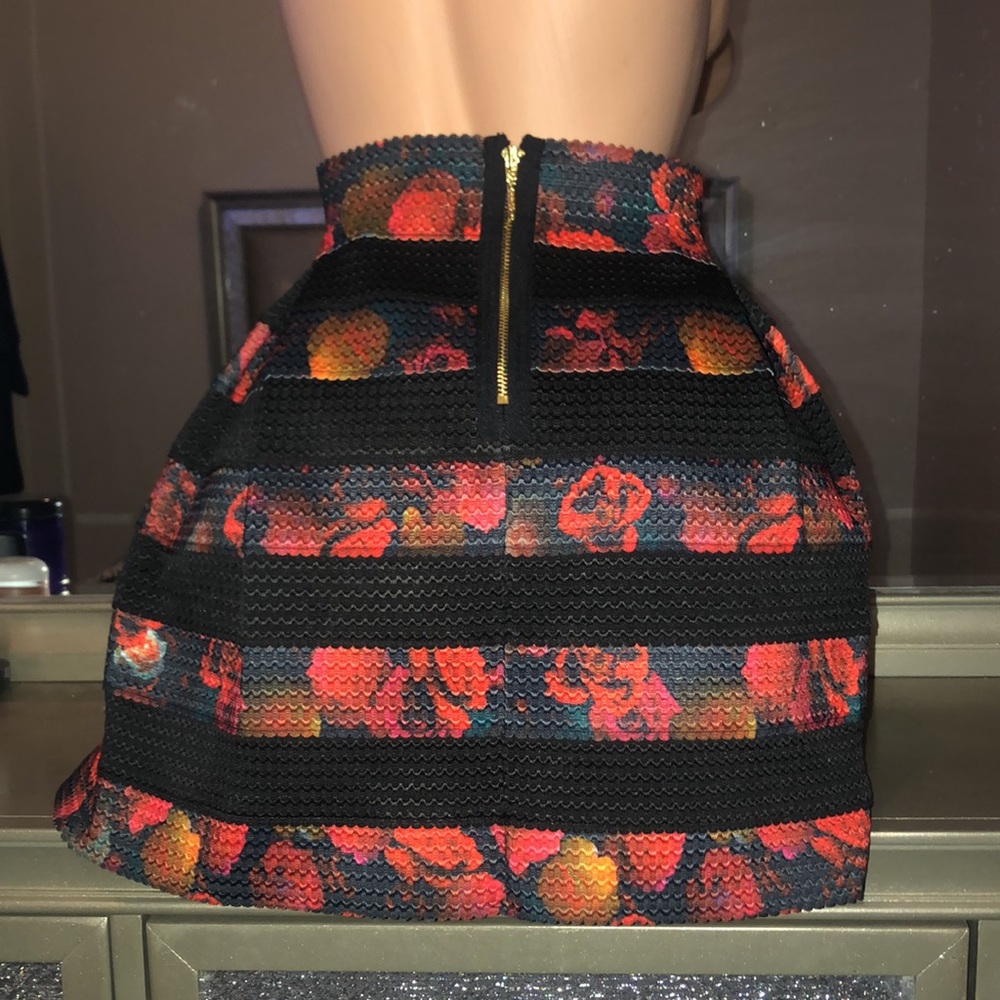 GUESS SKIRT - Picture 3 of 6